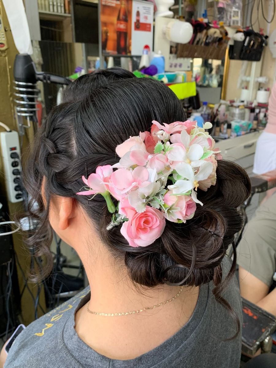 Recogido con flores rosas, vista trasera