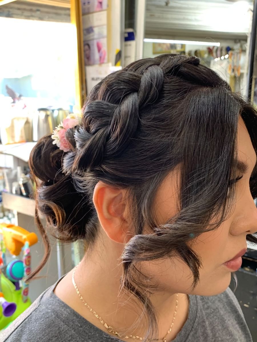 Trenza de corona con mechones sueltos