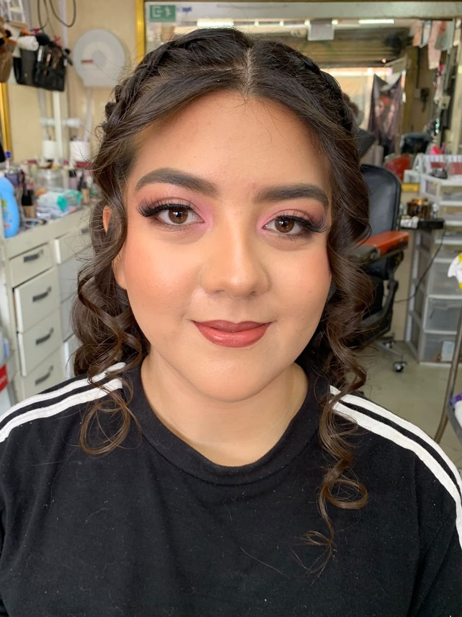 Quinceañera — maquillaje y peinado con rizos y trenza